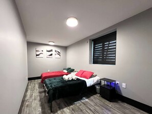 2 bedrooms, iron/ironing board, travel cot, WiFi - Burnaby Family-Friendly 2-Bedroom Retreat (Burnaby)