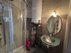 Douche, sèche-cheveux, serviettes fournies, papier toilette