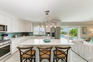 Refrigerador, microondas, placa de cocina, lavavajillas