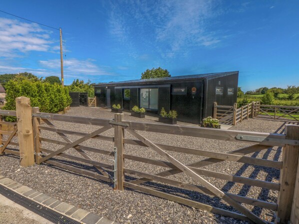 المنطقة المحيطة بالمنشأة