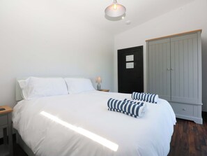 2 quartos, individualmente decorados, individualmente mobiliados