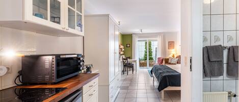 Fridge, coffee/tea maker, cookware/dishes/utensils, spices