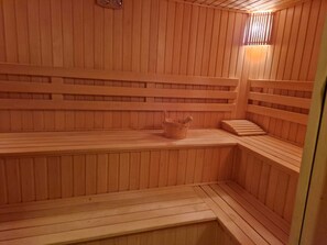 A wooden sauna with benches and a small window. - Arena Hotel Tartar (Tartar)