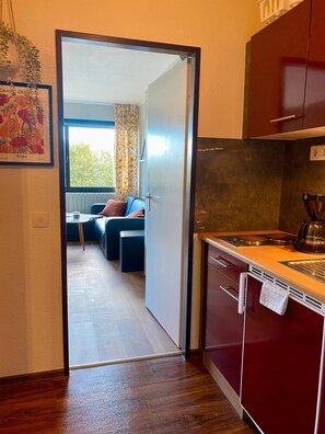 Kühlschrank, Wasserkocher mit Kaffee-/Teezubehör