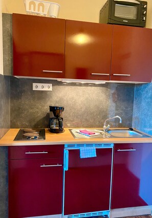 Kühlschrank, Wasserkocher mit Kaffee-/Teezubehör