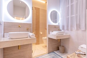 Dusche, Haartrockner, Handtücher