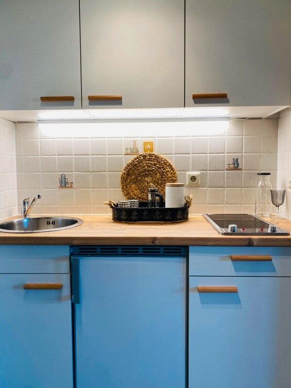 Kühlschrank, Wasserkocher mit Kaffee-/Teezubehör