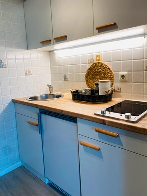 Fridge, coffee/tea maker, cookware/dishes/utensils, spices
