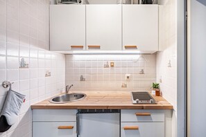 Fridge, coffee/tea maker, cookware/dishes/utensils, spices