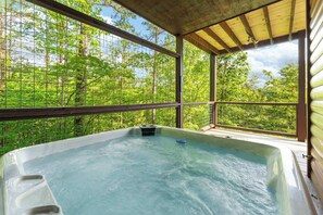 Outdoor spa tub - 3BDR+Loft for 12 w/Hot Tub, Billiards & Mtn Views! (Sevierville)