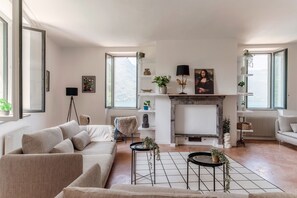 Apartment, Terrasse, Seeblick | Wohnbereich | 30-Zoll-Fernseher mit Digitalempfang