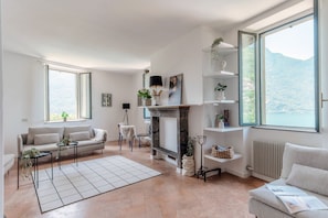 Appartement, patio, vue lac | Fer et planche à repasser, lits bébé (en supplément), Wi-Fi gratuit