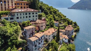 Une ville côtière avec des bâtiments situés le long de la côte, dotés de balcons et de toits en terrasses.