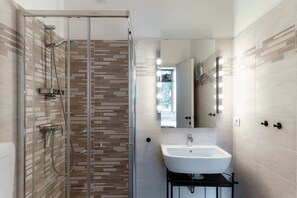 Apartment, Patio, Lake View | Bathroom | Shower, free toiletries, hair dryer, towels - Silken Escape - Pool and Lake View (Nesso)