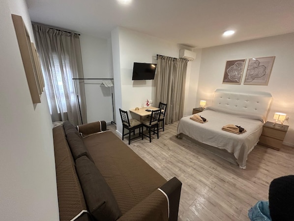 Chambre quadruple, salle de bains commune | Bureau, fer et planche à repasser, accès au Wi-Fi (inclus)