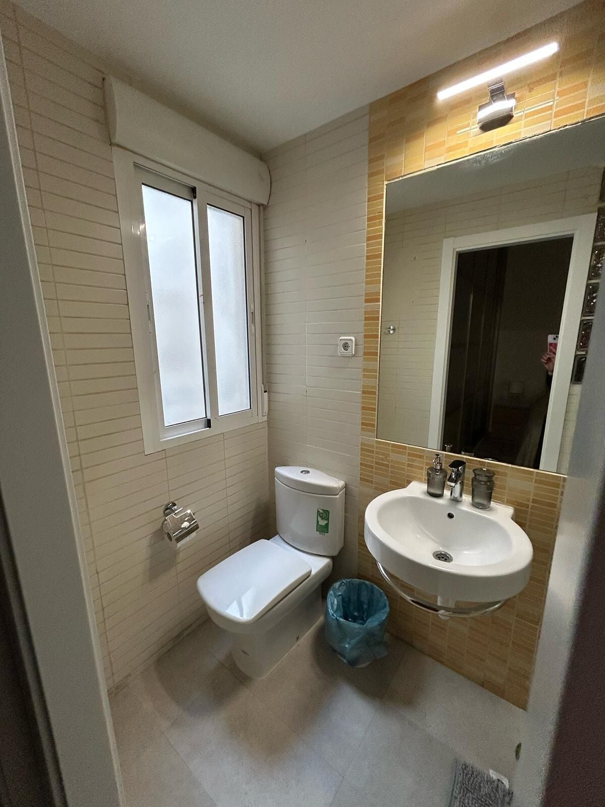 Comfort tweepersoonskamer, privébadkamer | Een bureau, een strijkplank/strijkijzer, gratis wifi