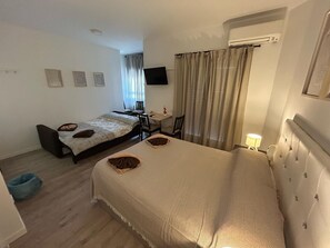 Quadruple Room, Shared Bathroom - Habitaciones en Embajadores (Madrid)