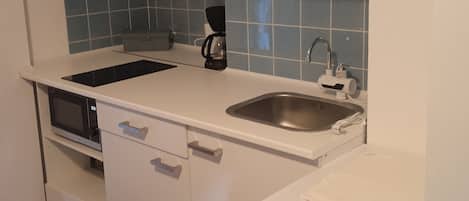 Réfrigérateur, micro-ondes, plaque de cuisson, lave-vaisselle