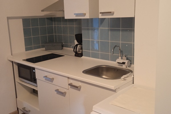 Een koelkast, een microgolfoven, een kookplaat, een vaatwasser