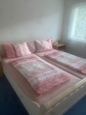 2 chambres, fer et planche à repasser, Wi-Fi, draps fournis