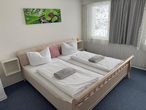 2 chambres, fer et planche à repasser, Wi-Fi, draps fournis