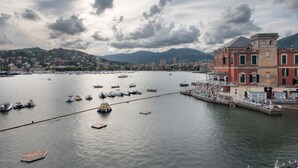 Un port avec des bateaux, un quai et des bâtiments en arrière-plan.