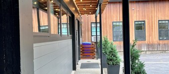 Romantic 1-Bedroom Retreat in Downtown Shelburne Falls—Walk to Everything