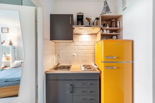 Réfrigérateur, four, plaque de cuisson, cafetière/bouilloire