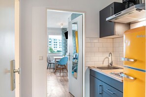 Frigorífico, horno, placa de cocina y cafetera o tetera