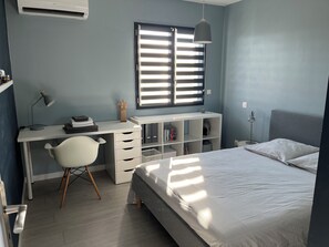 4 bedrooms, iron/ironing board, WiFi, bed sheets