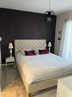 4 bedrooms, iron/ironing board, WiFi, bed sheets