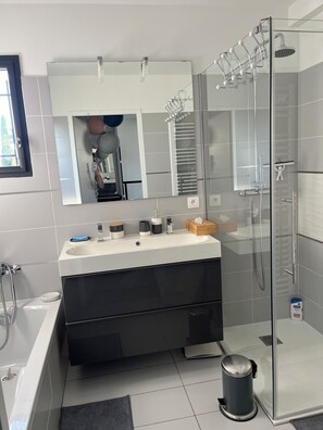 Dusche, Haartrockner, HandtĂŒcher, Seife