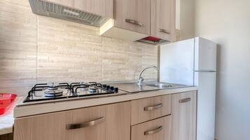 Frigorifero, piano cottura, pentole/stoviglie/utensili