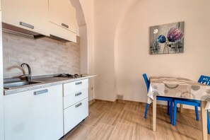 Refrigerador, parrilla de estufa y utensilios de cocina