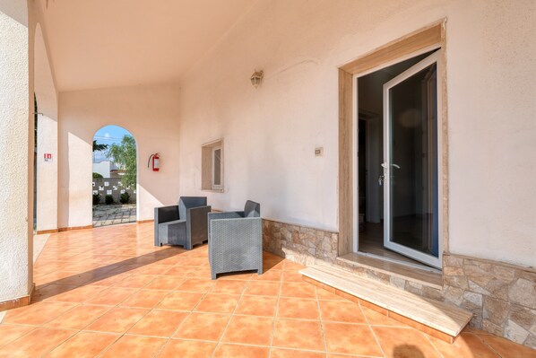 Exterior detail - Apartment 'Florence - Bilocale 2' with Private Terrace, Wi-Fi and Air Conditioning (Torre Lapillo)