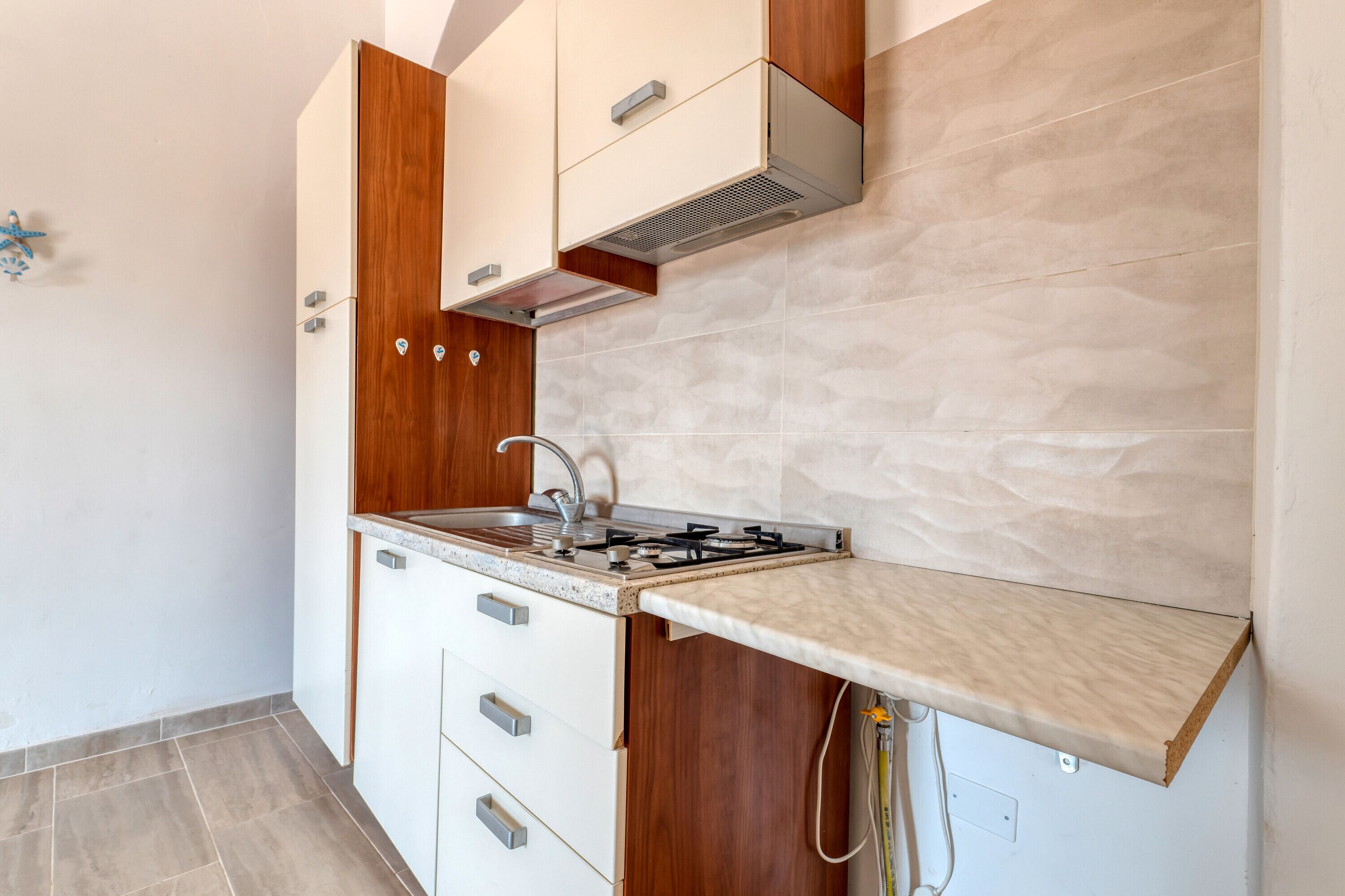 Kylskåp, spishäll och grytor/köksredskap