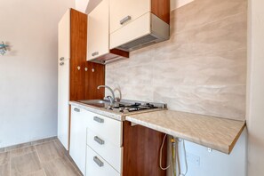 Refrigerador, parrilla de estufa y utensilios de cocina