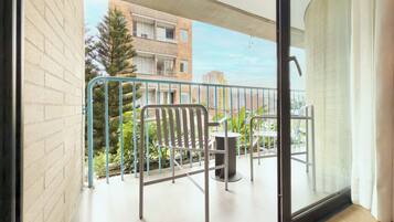 Suite panorámica, balcón | Ropa de cama de alta calidad y minibar