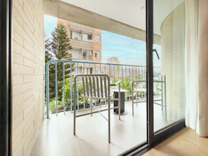 Panorama-suite - balkon | Premium-sengetøj, pengeskab på værelset, mørklægningsgardiner