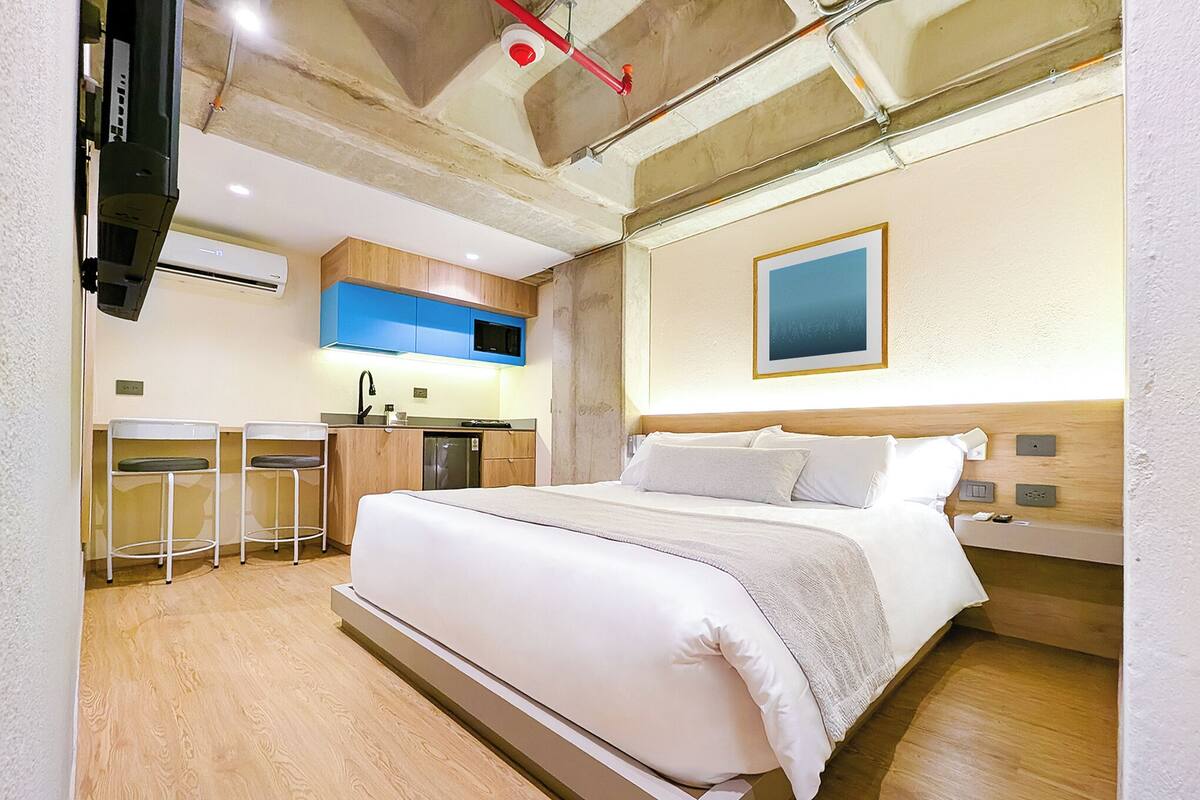 高級套房 | 高級寢具、迷你吧、客房內保險箱、遮光布/窗簾
