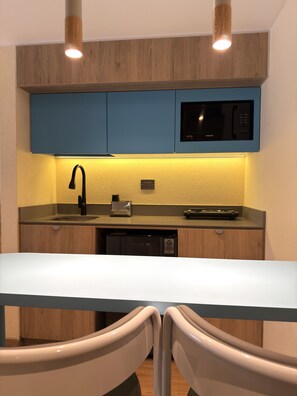 Superior Suite, City View | Private kitchen | Microwave - Hotel Once22 (Sabaneta)