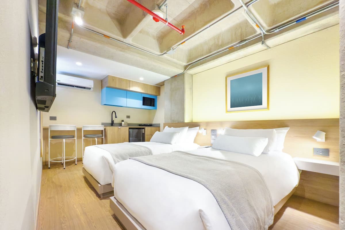 高級雙床房 | 高級寢具、迷你吧、客房內保險箱、遮光布/窗簾