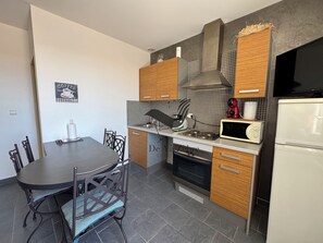 Refrigerador, microondas, horno, cafetera/tetera