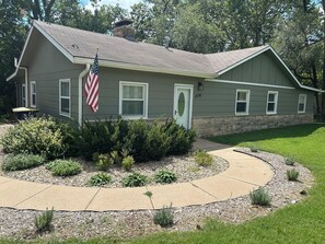Exterior - The Gathering House: Your spot for retreats, reconnection, and Wildcat weekends (Manhattan)