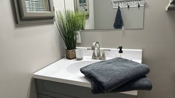 HÄrtork, handdukar, tvÄl och schampo