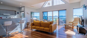 Mermaid's Hideout -Elevated beachfront