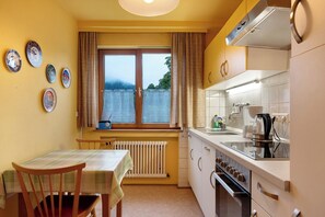 KĂŒhlschrank, Mikrowelle, Ofen, Herdplatte