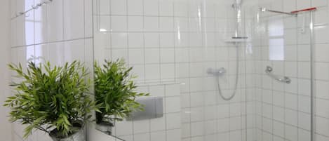 Dusche, Haartrockner, HandtĂŒcher