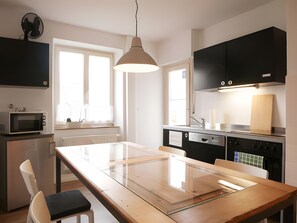 Fridge, microwave, oven, stovetop - Apartment 'Zweiteheimatfreiburg - Schwarz' with Shared Garden, Balcony and Wi-Fi (Freiburg)