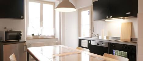 冷蔵庫、電子レンジ、オーブン、コンロ